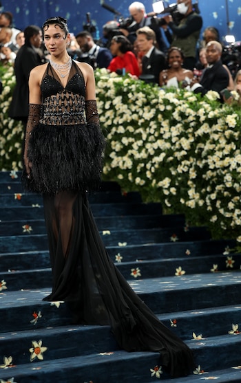 Dua Lipa y un look de Chanel