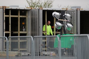 Trabajadores preparan remolques de tractores