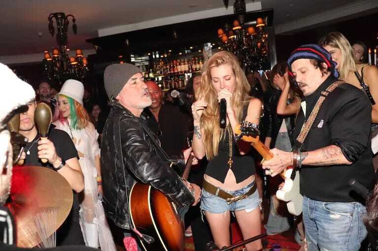 Johnny Depp con la guitarra junto a Jorge