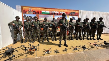 Miembros del Ejército posan junto a la variedad de drones que utilizan en operaciones. (Foto: Archivo DEF)