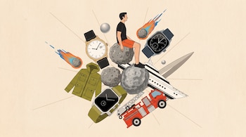Hombre sentado sobre un meteorito, rodeado por dos meteoritos ardientes, dos relojes de pulsera, una chaqueta, un camión de bomberos, un yate y una esfera plateada.