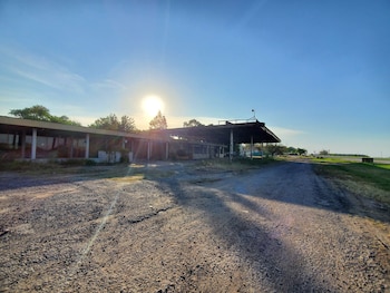 Junto al puente hay parador