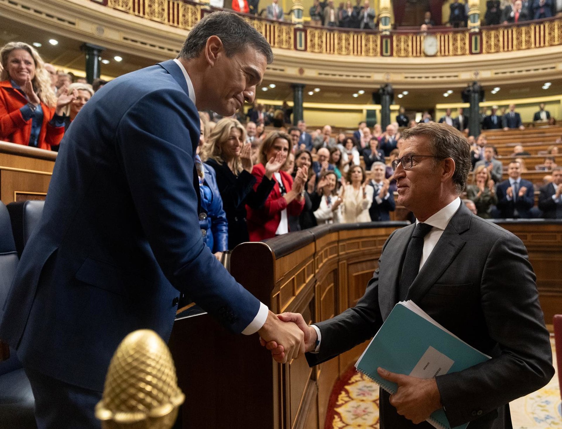 16/11/2023 El presidente del Gobierno, Pedro Sánchez (i), saluda al presidente del PP, Alberto Núñez Feijóo (d), tras ser Sánchez votado de nuevo jefe del Ejecutivo en el debate de su investidura, a 16 de noviembre de 2023, en Madrid (España). El secretario general del PSOE ha conseguido hoy el apoyo de 179 diputados de los 350 del Congreso. Hoy han votado a favor de que el líder socialista sea presidente de nuevo del Gobierno tras exponer su programa PSOE, Sumar, ERC, Junts, EH Bildu, PNV, BNG y Coalición Canaria frente a los 171 en contra de PP, Vox y UPN. La investidura se ha llevado a cabo en un momento de tensión por las concentraciones en la sede del PSOE en Ferraz y protestas en contra de la ley de amnistía registrada por los socialistas que beneficia a los implicados del