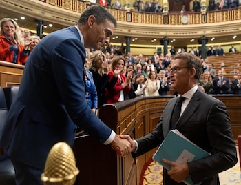 16/11/2023 El presidente del Gobierno, Pedro Sánchez (i), saluda al presidente del PP, Alberto Núñez Feijóo (d), tras ser Sánchez votado de nuevo jefe del Ejecutivo en el debate de su investidura, a 16 de noviembre de 2023, en Madrid (España). El secretario general del PSOE ha conseguido hoy el apoyo de 179 diputados de los 350 del Congreso. Hoy han votado a favor de que el líder socialista sea presidente de nuevo del Gobierno tras exponer su programa PSOE, Sumar, ERC, Junts, EH Bildu, PNV, BNG y Coalición Canaria frente a los 171 en contra de PP, Vox y UPN. La investidura se ha llevado a cabo en un momento de tensión por las concentraciones en la sede del PSOE en Ferraz y protestas en contra de la ley de amnistía registrada por los socialistas que beneficia a los implicados del 'procés'.
POLITICA
EUROPA PRESS/E. Parra. POOL - Europa Press