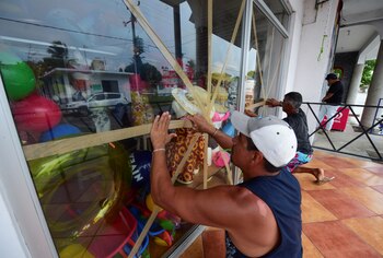 Tiendas se preparan para los
