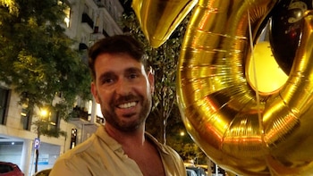 Fran Antón sobre la fiesta sorpresa de Kiko Hernández para celebrar su 50 cumpleaños:"viene creyendo que es otra cosa"
