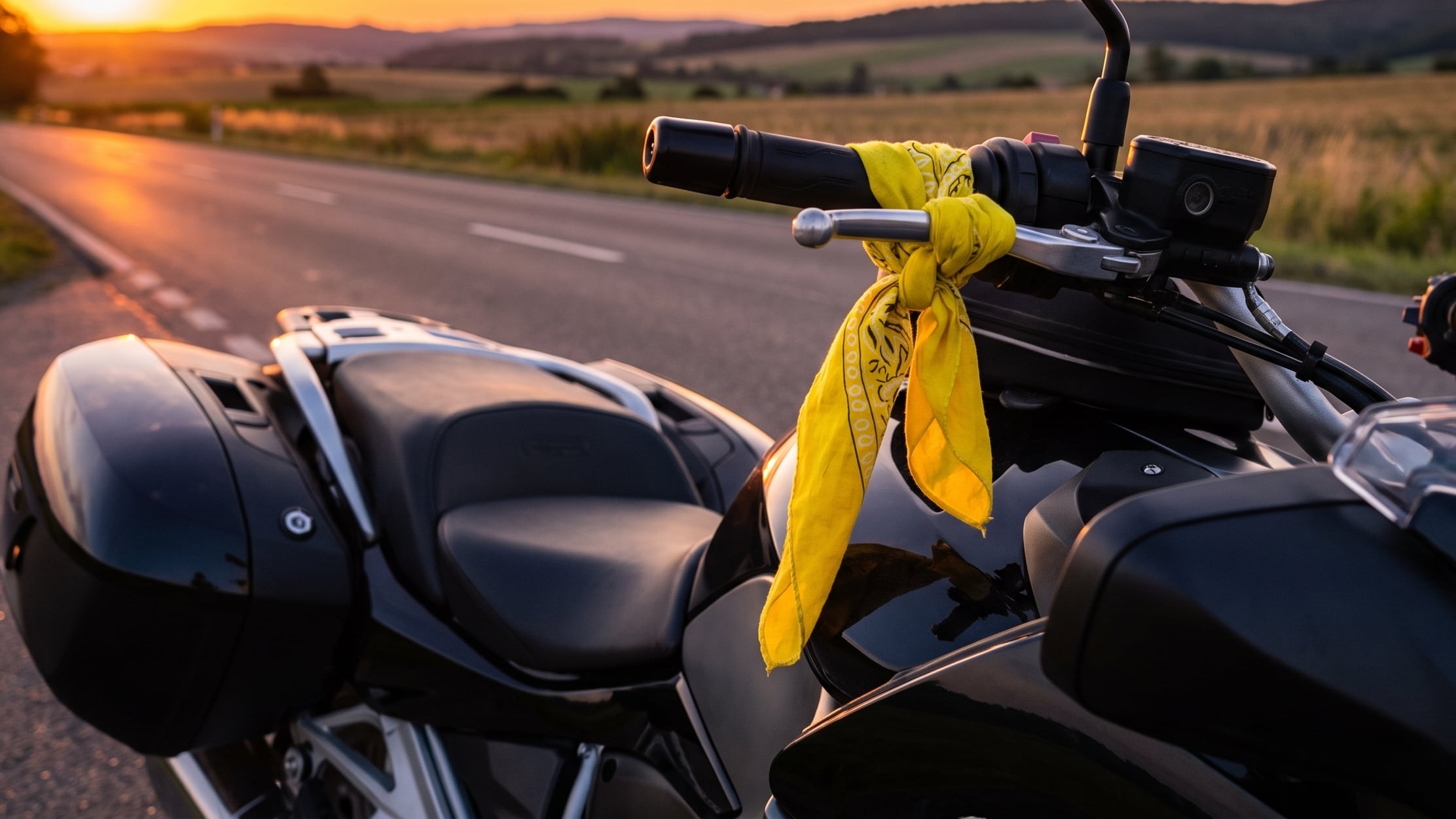 Qué significa que un motociclista tenga un trapo amarillo colgado en la moto (VisualesIA Scribnews)