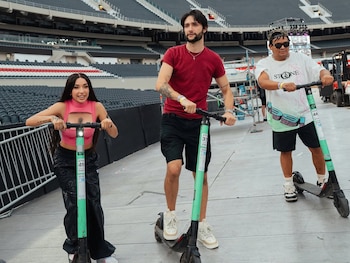 María Becerra anda en monopatín junto a su mánager, Natanael Real, en la previa de uno de sus shows en River.