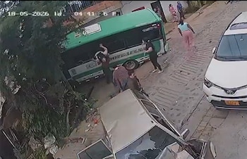 La buseta involucrada en el siniestro vial pertenece a la empresa Cotraelsa y habría sufrido fallas mecánicas en el sistema de frenos en el sector Alto de Pepito - crédito X