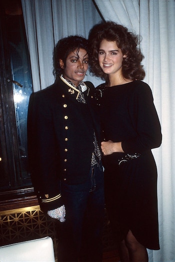 La presentadora cuestionó repetidas veces al Rey del Pop sobre su relación sentimental con Brooke Shields en la histórica transmisión de 1993 (Grosby Group)