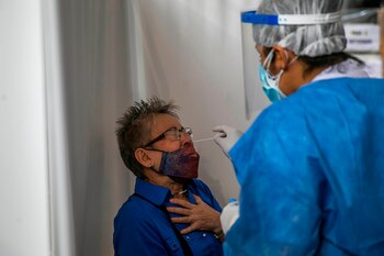 Una enfermera realiza una prueba