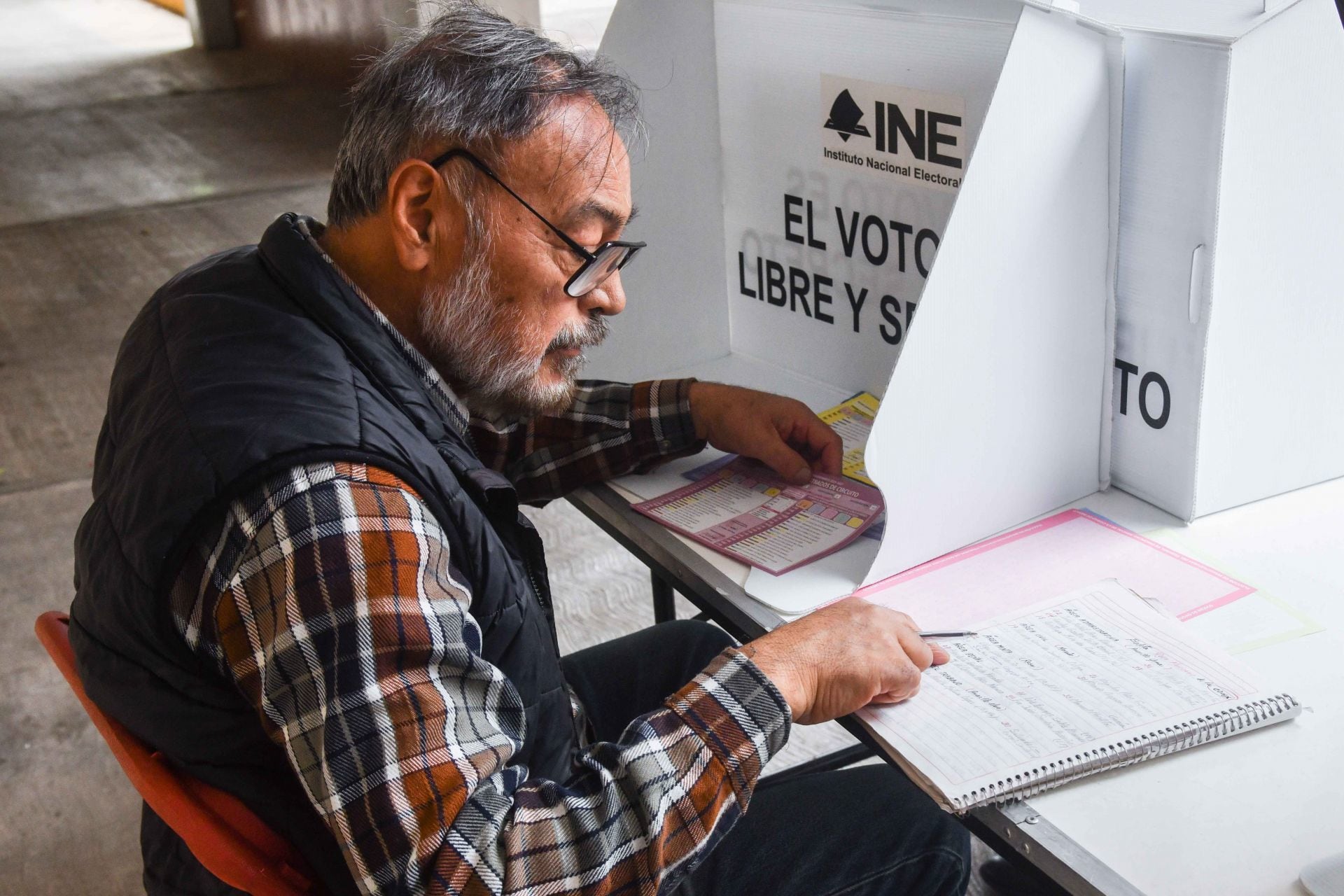 CIUDAD DE MÉXICO, 01JUNIO2025.- Un adulto mayor se respalda con un acordeón escrito por el mismo para decidir y emitir su voto en la boleta adecuada en las elecciones del Poder Judicial. Esto en una casilla correspondiente distrito 15 en la alcaldía Benito Juárez.
FOTO: MARIO JASSO/CUARTOSCURO.COM