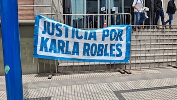 Familiares y amigos de Karla pideron "Justicia" en la puerta de los tribunales