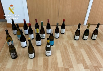 Los vinos recuperados por parte de la Guardia Civil (GUARDIA CIVIL DE PONTEVEDRA)