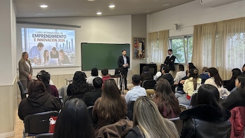 Una treintena de estudiantes de Chile y Perú se forman en emprendimiento e innovacción en la UCAV