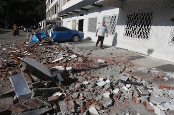 Vehículo dañado en Cali por el terremoto. EFE/Ernesto Guzman