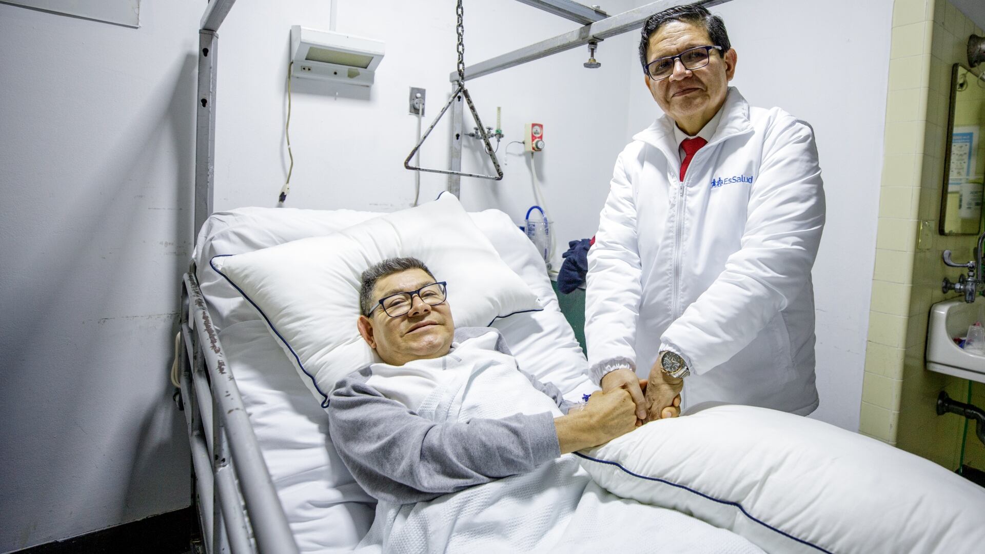 Dilbert Aguilar se recupera tras exitosa cirugía de cadera en el hospital Rebagliati