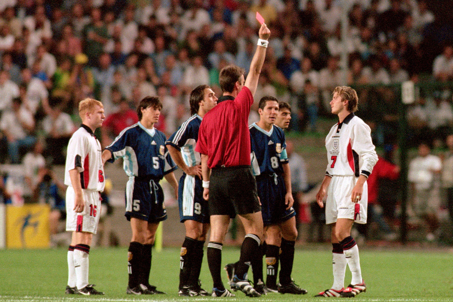 Javier Zanetti considera excesiva la expulsión de David Beckham en el histórico Argentina vs Inglaterra del Mundial Francia 98 (Reuters)