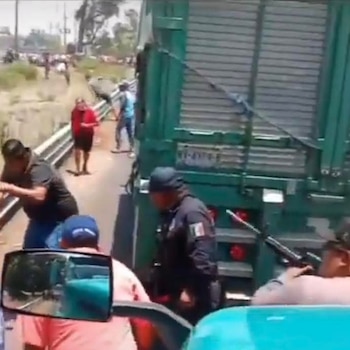 Captura de un video en el que se observa a un civil con un rifle disparando cerca de la manifestación. Crédito: Facebook - CNTE