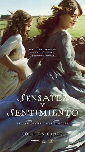Dos mujeres con vestidos de época corren en un prado verde bajo el título de la película Sensatez y sentimiento