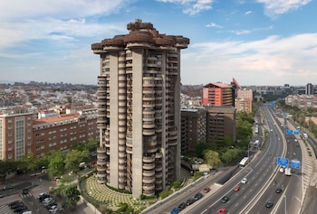 El edificio Torres Blancas, junto a la A-2
