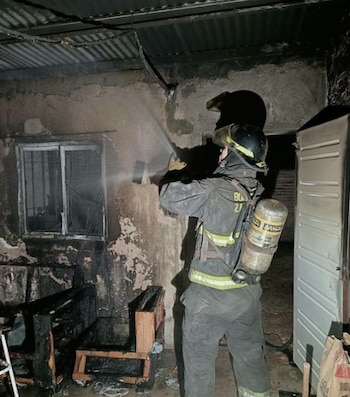 La familia encontró su vivienda dañada por el fuego luego de detectar el ingreso de intrusos mediante la alarma y las cámaras (Fuente: Aire de Santa Fe)