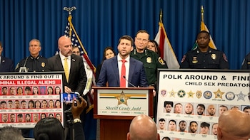 Fotografía cedida por la Fiscalía General de Florida donde aparece su fiscal general, James Uthmeier (c), hablando durante una conferencia de prensa este viernes en Winter Haven, Florida (EE.UU.) (EFE/Fiscalía General de Florida)