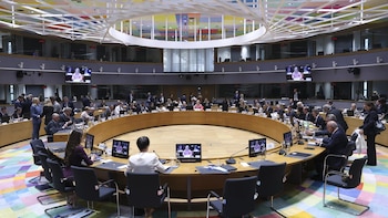 La UE prorroga siete días las sanciones a 2.600 personas y entidades rusas mientras negocia su renovación