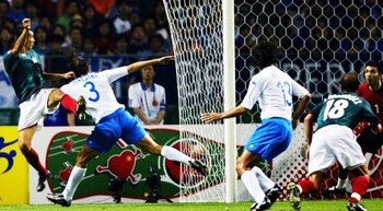 En 2002, Borgetti le anotó