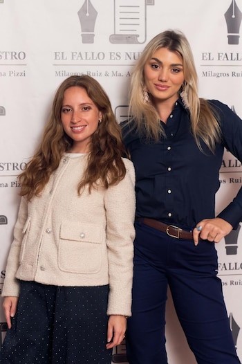 Dos mujeres posan juntas ante un fondo blanco con un logotipo de pluma estilográfica y el texto impreso El fallo es nuestro