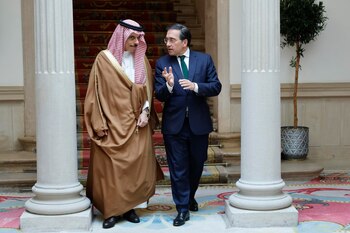 El ministro de Asuntos Exteriores, José Manuel Albares (d), y su homólogo saudí, el príncipe Faisal bin Farhan al Saud, en el Palacio de Viana, en Madrid. (EFE/ Mariscal)