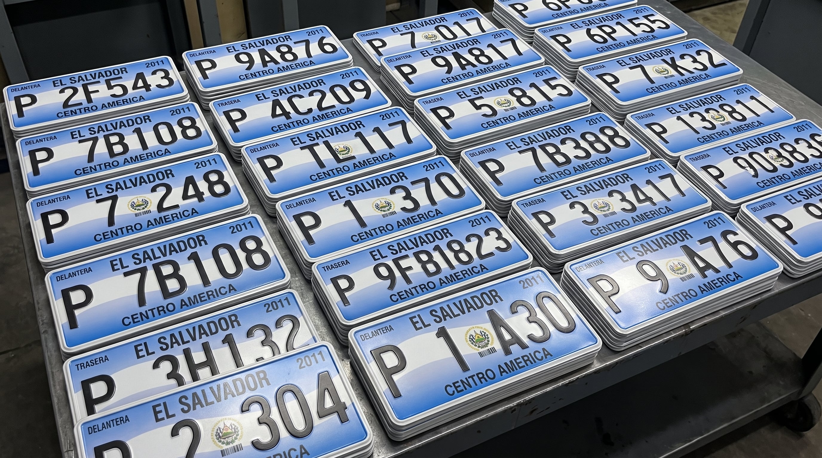 Diputados de El Salvador avalan en comisión prorrogar hasta 2027 las placas vehiculares de 2011