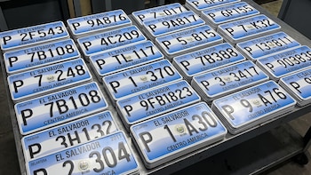 Diputados de El Salvador avalan en comisión prorrogar hasta 2027 las placas vehiculares de 2011