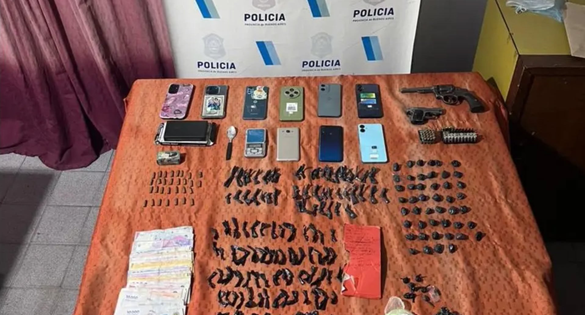 Policía de la Provincia de Buenos Aires secuestró gran cantidad de material ilícito, incluyendo armas, drogas, dinero y celulares, tras desarticular una banda narco con siete detenidos en Quilmes (LaBuenaInfo)