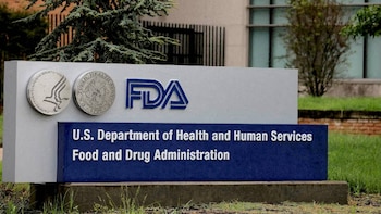 Sinal exterior cinza e azul com grande logotipo e texto da FDA