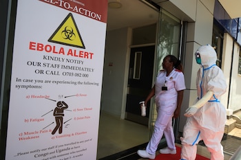 Personal sanitario camina frente a una instalación de aislamiento para pacientes con ébola el miércoles 7 de octubre de 2026, en The Nairobi Hospital, Kenia (AP Foto/Andrew Kasuku)