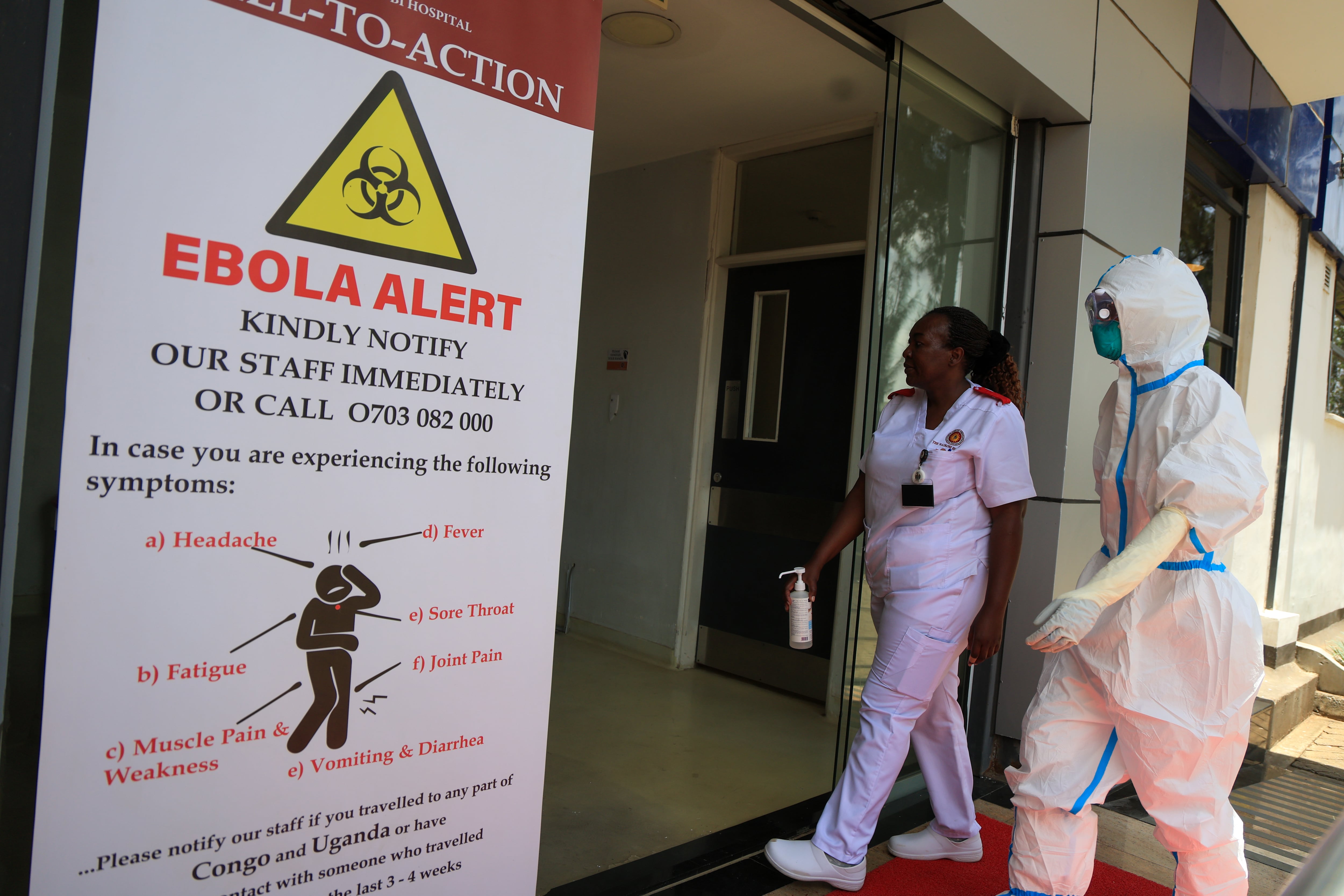 Personal sanitario camina frente a una instalación de aislamiento para pacientes con ébola el miércoles 7 de octubre de 2026, en The Nairobi Hospital, Kenia (AP Foto/Andrew Kasuku)