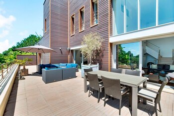 La amplia terraza ofrece una