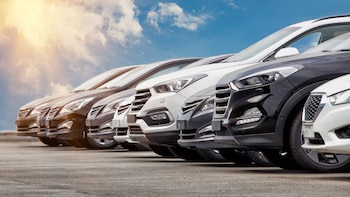 El automóvil nuevo presentó fallas desde la entrega, con un defecto en el levantavidrios delantero derecho que no fue resuelto en el taller oficial. (Foto de archivo)