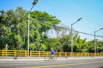 Las nuevas luminarias y la adecuación del lecho del río garantizan mayor seguridad y resistencia ante fenómenos climáticos en Villa Lourdes. (Secretaría de Prensa de la Presidencia)