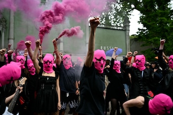 Activistas del movimiento internacional de mujeres FEMEN y de Pussy Riot protestan contra la participación de Rusia en la Bienal de Venecia, frente al pabellón ruso, el 6 de mayo de 2026 en Venecia (Marco BERTORELLO / AFP)
