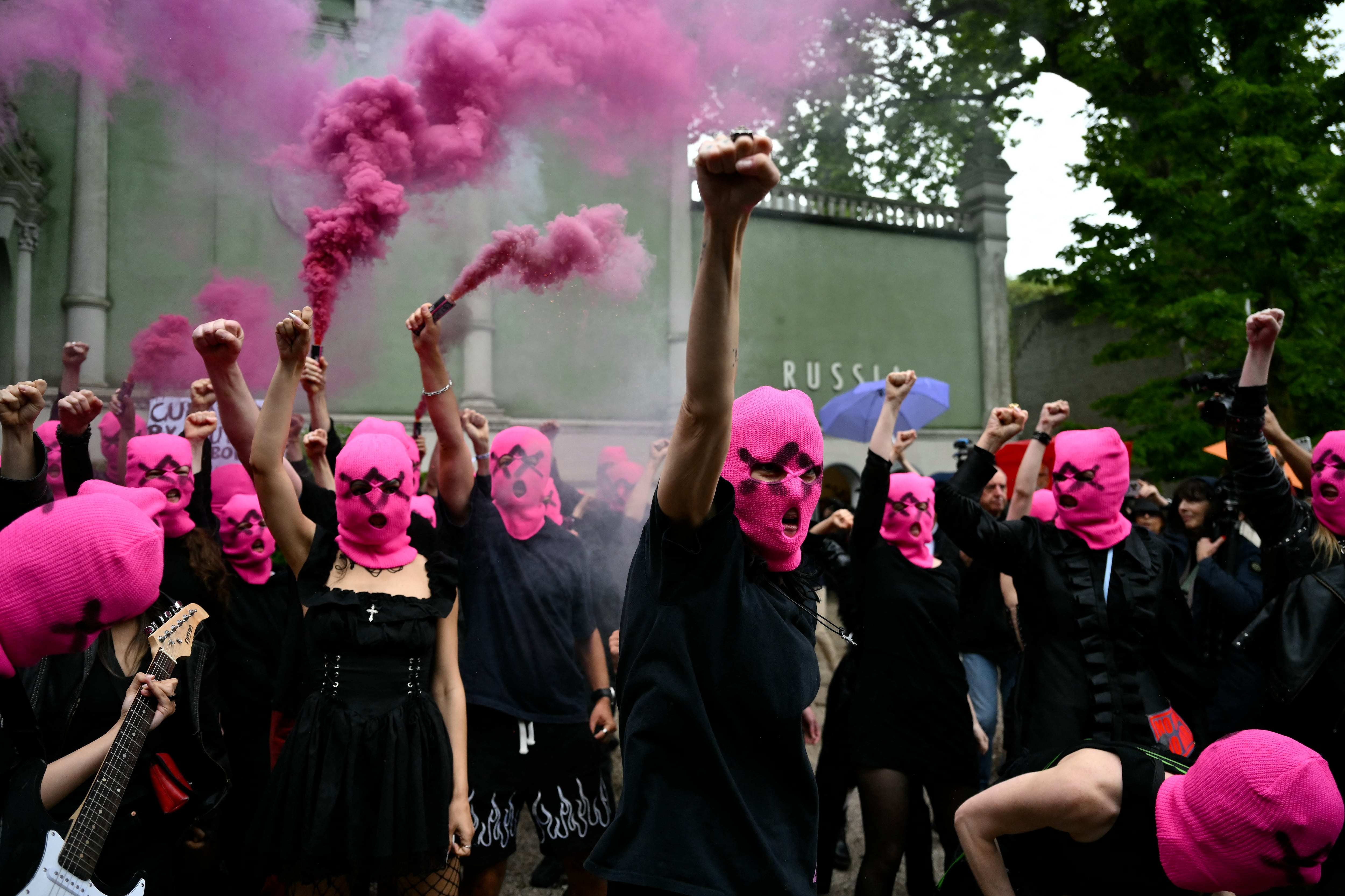 Activistas del movimiento internacional de mujeres FEMEN y de Pussy Riot protestan contra la participación de Rusia en la Bienal de Venecia, frente al pabellón ruso, el 6 de mayo de 2026 en Venecia (Marco BERTORELLO / AFP)