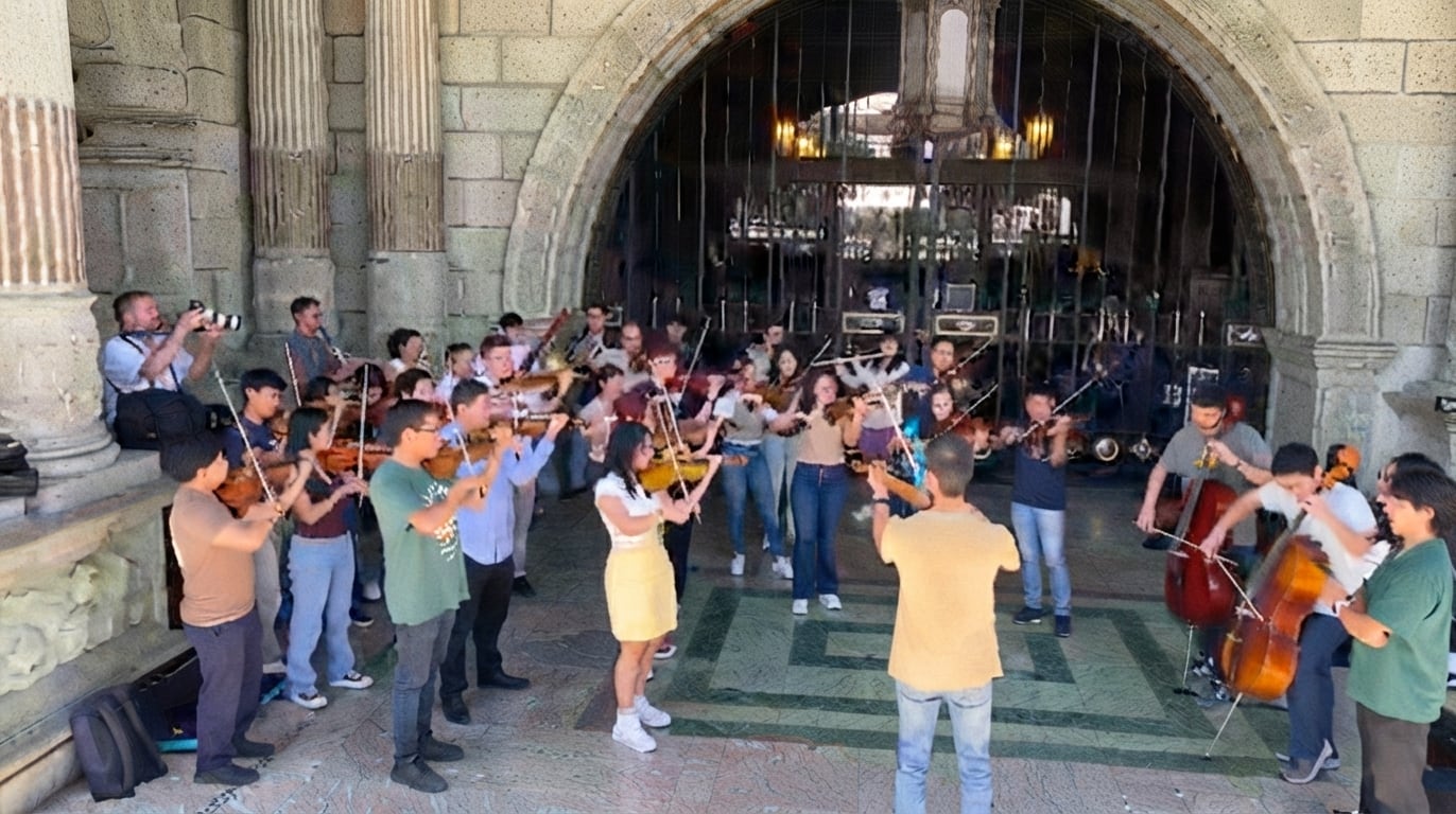 Músicos de Guatemala protestaron con violines frente al Palacio Nacional de la Cultura por la destitución del director de la Orquesta de Apoyo a la Formación Artística. (Captura de video)