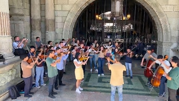 ¡Con violines! La peculiar manifestación en Guatemala tras la destitución del director de la Orquesta de Formación Artística
