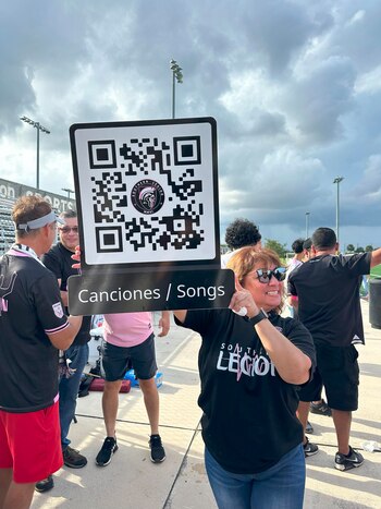 Existen carteles con códigos QR