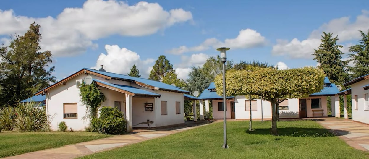 El modelo de Tapalqué alberga a 31 personas en 27 viviendas con dormitorio, baño, cocina y comedor (Infobae en Vivo)