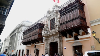 Cancillería peruana puso a disposición un contacto de emergencia para ciudadanos tras el aluvión en Santiago de Chile