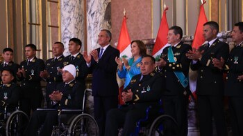 Dina Boluarte entregó insignia a