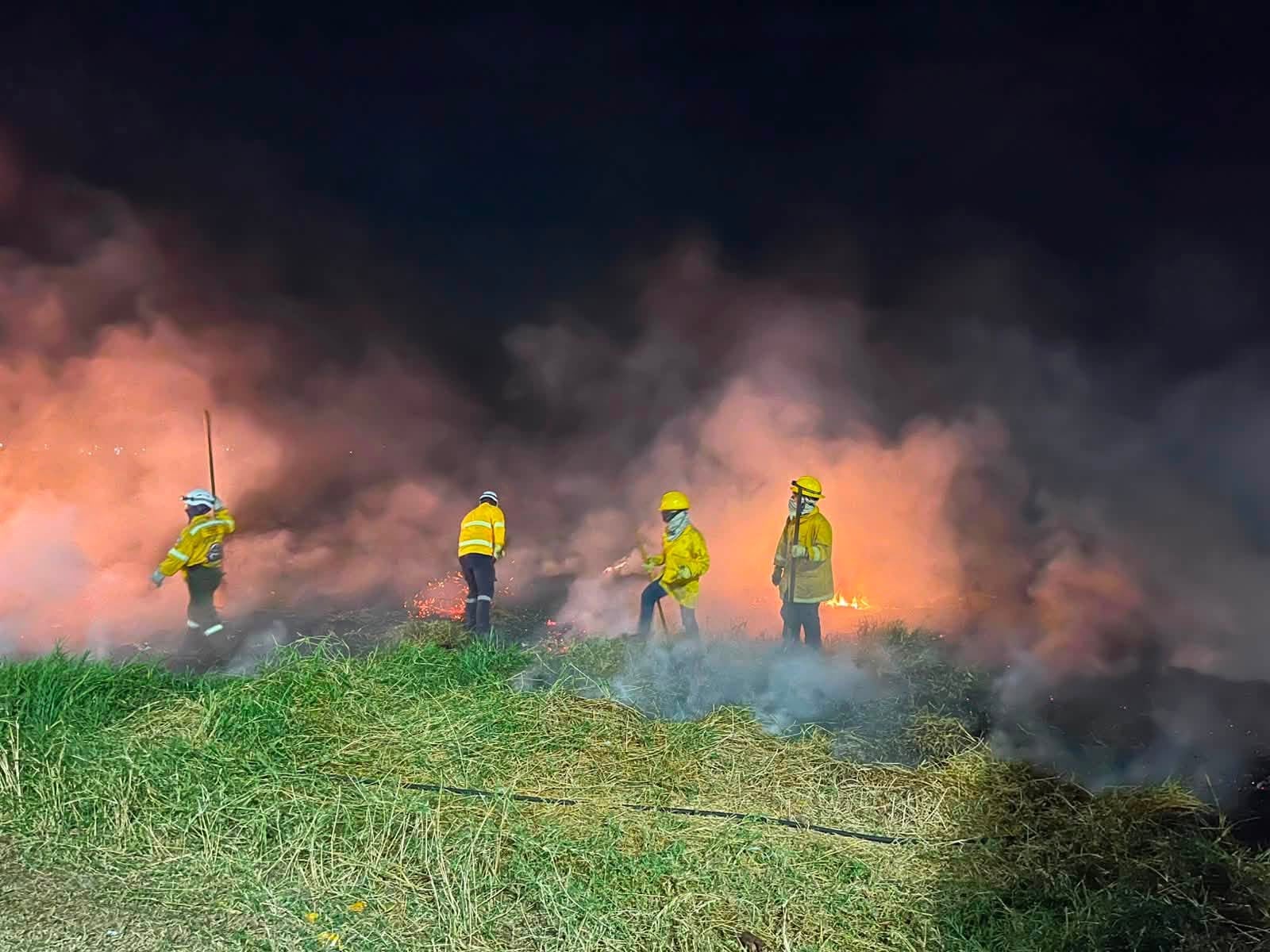 El operativo en Pueblillo contó con seis unidades bomberiles y el apoyo del Grupo Scout de Emergencia, lo que permitió proteger viviendas y líneas eléctricas cercanas al fuego - crédito Benemérito Cuerpo de Bomberos Voluntarios de Popayán / Facebook
