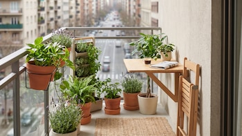 La nueva tendencia 2026 para balcones que ayuda a optimizar espacios pequeños